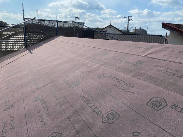 加古川市で葺き替え工事の防水紙敷設